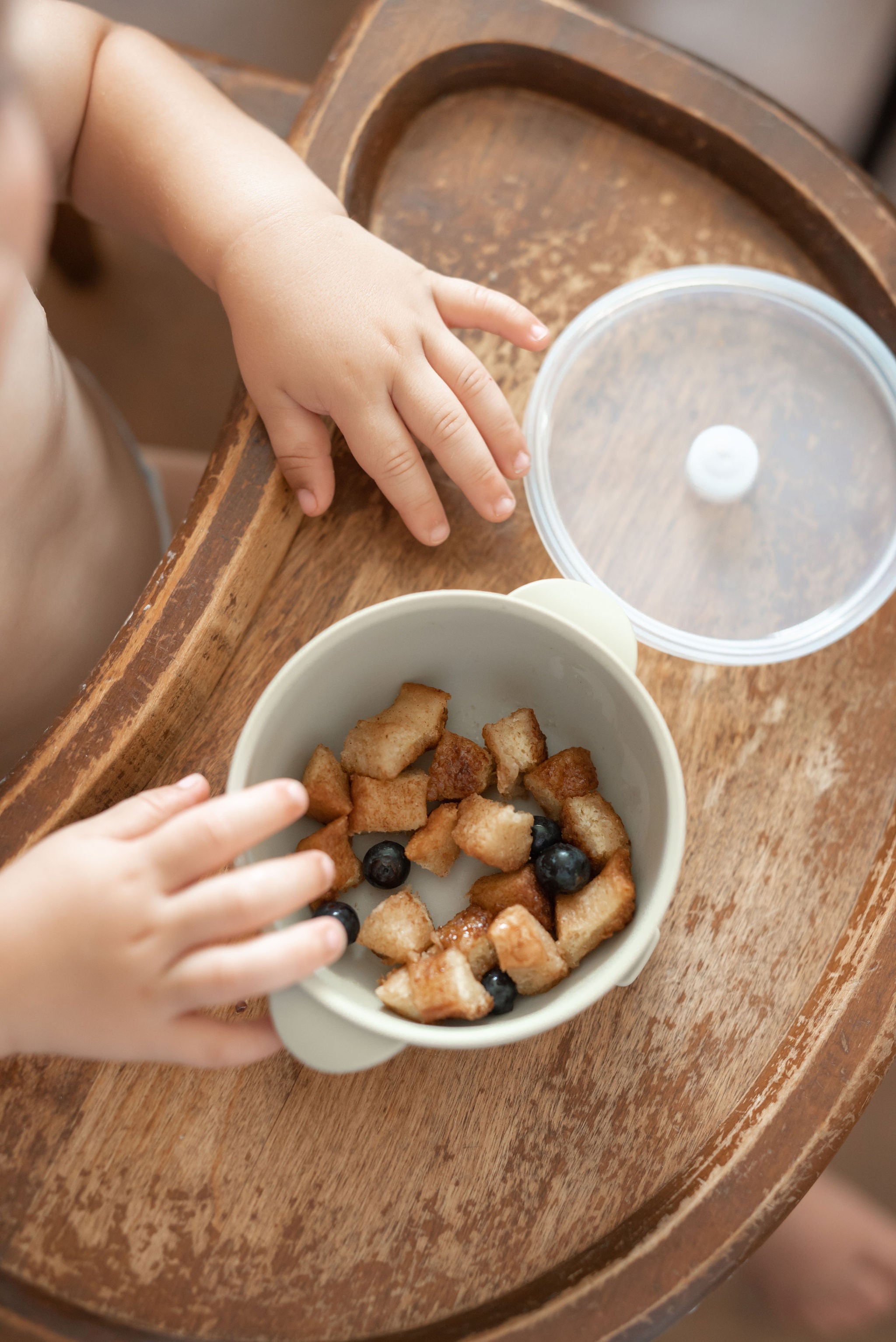 Mess-Free Meals Made Easy: Discover Our Set of 3 Suction Baby Bowls with Lids